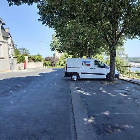 Chambre Grise Dans Une Demeure Du 16Eme A Saumur Comprenant Cuisine Equipee Exterior foto