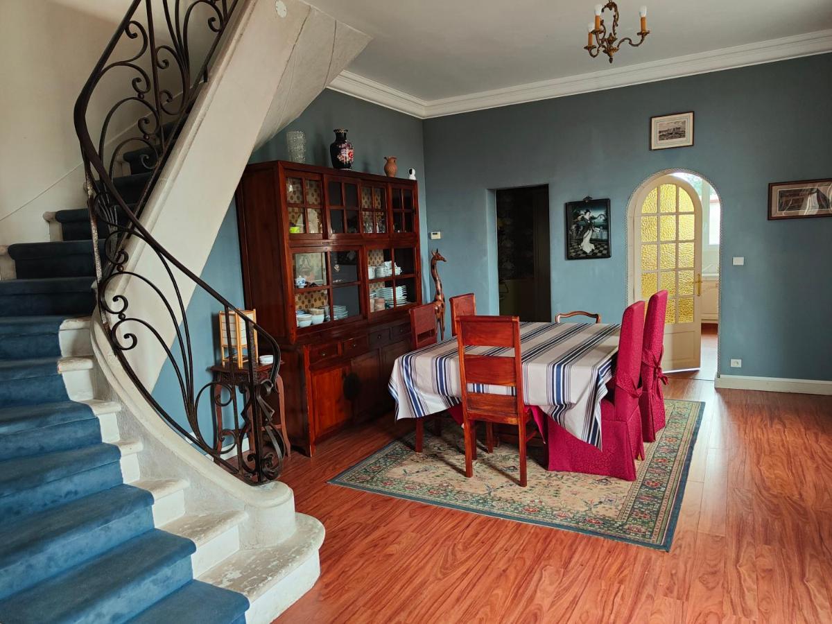 Chambre Grise Dans Une Demeure Du 16Eme A Saumur Comprenant Cuisine Equipee Exterior foto