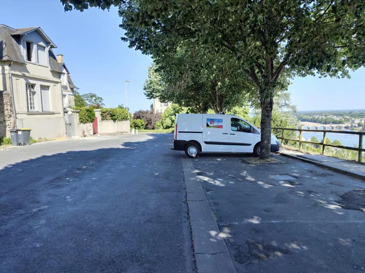 Chambre Grise Dans Une Demeure Du 16Eme A Saumur Comprenant Cuisine Equipee Exterior foto